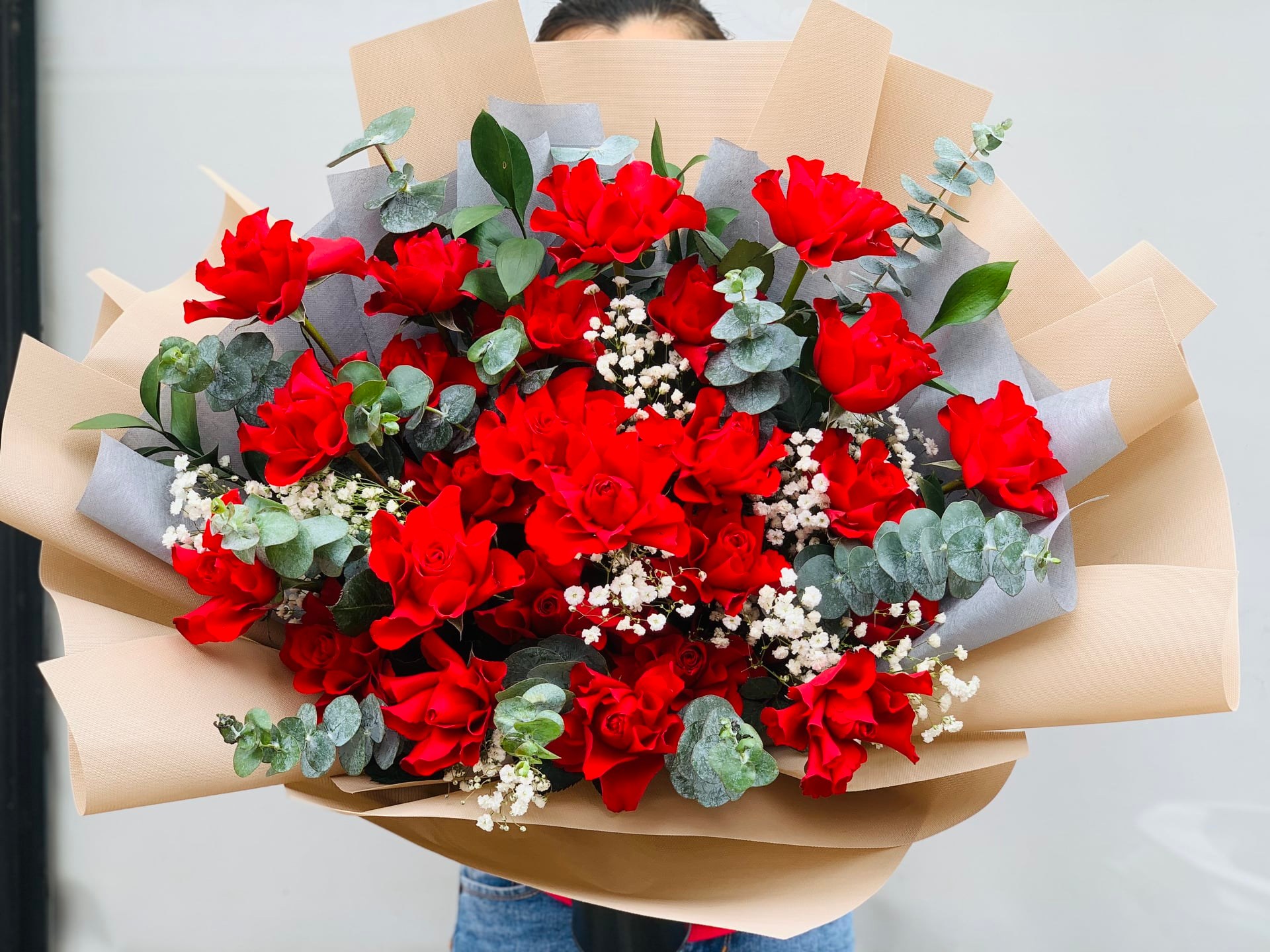 Bó hoa tình yêu làm được làm từ những bông hoa tươi tuyệt đẹp tại tiệm hoa Thanh Xuân
