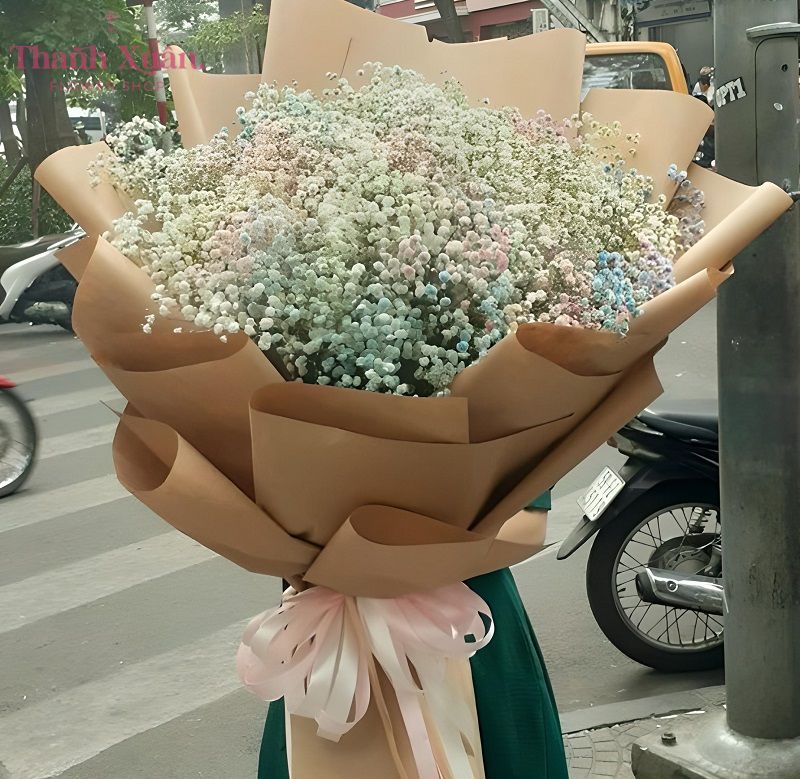 Bó hoa baby dáng tròn được gói bằng giấy báo