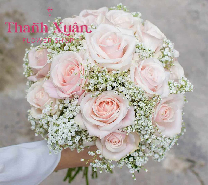 Bó hoa cưới màu trắng kem hợp với phòng cách cổ điển, lãng mạn
