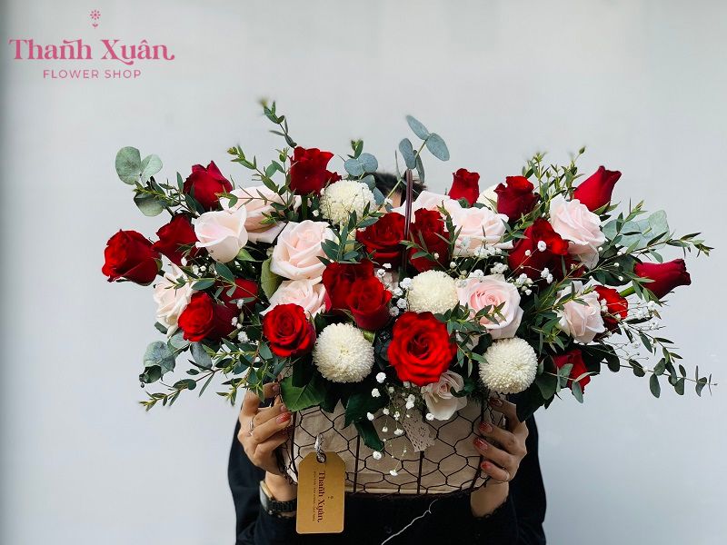 Mẫu giỏ hoa hồng tặng khai trương tại tiệm hoa Thanh Xuân