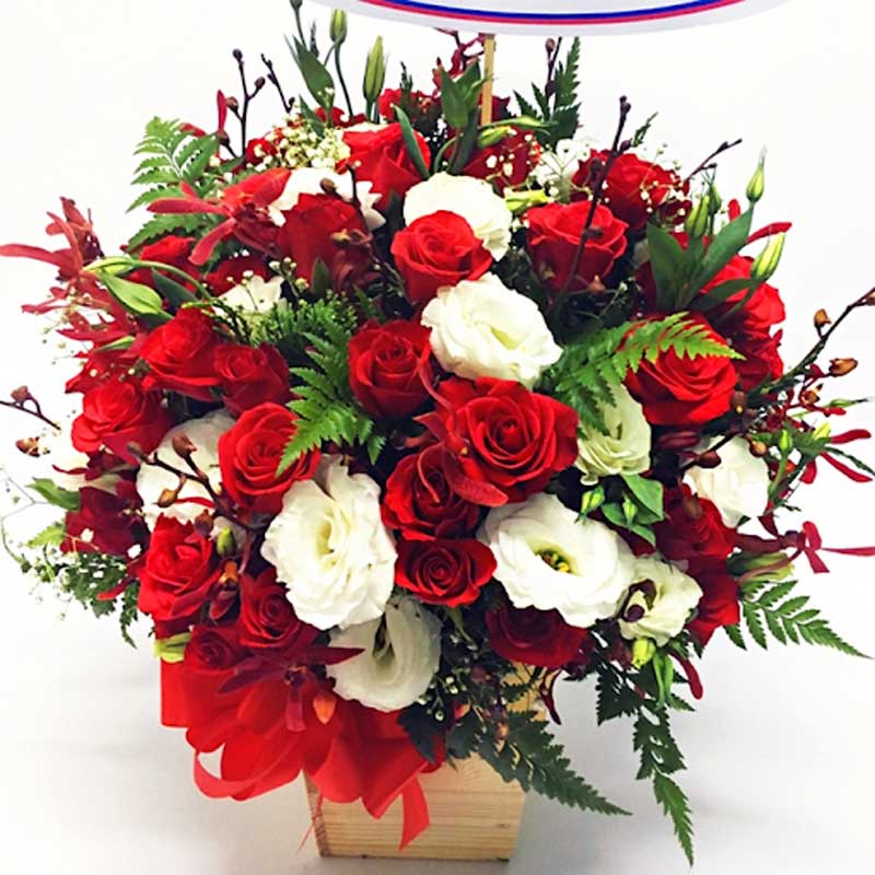 Giỏ hoa hồng với tone ngọt ngào giúp bạn chúc mừng sinh nhật sếp nữ thật tinh tế