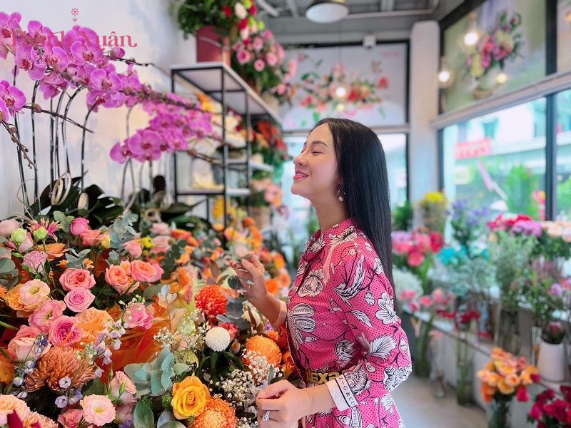 Khách hàng mua hoa tại Thanh Xuân