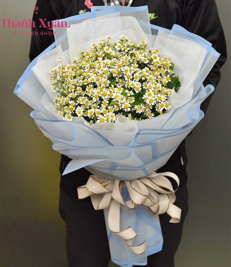 Bó hoa cúc được gói bằng giấy lụa kết hợp với kraff